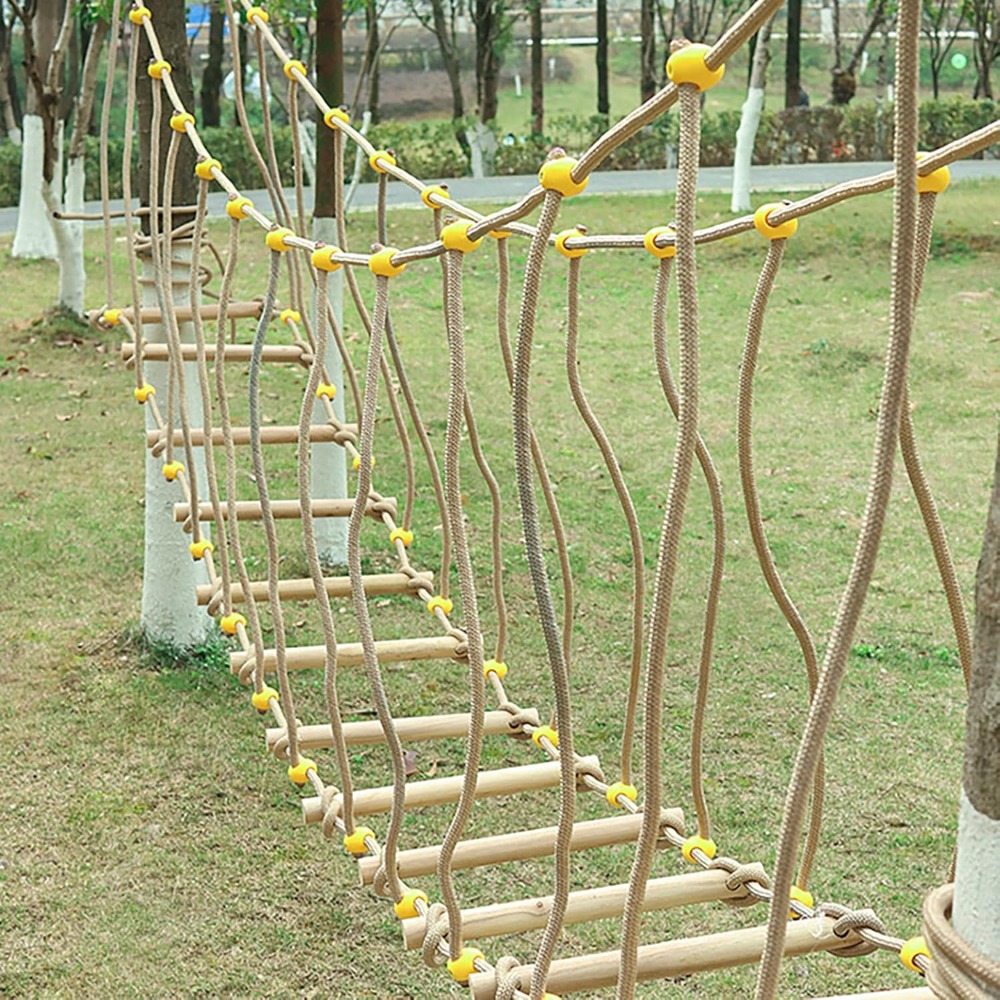 Kids Outdoor Treehouse - 幼稚園の体力トレーニング用アームレストスイングブリッジ、吊り橋、バランスブリッジ、木製ブリッジ、クライミング用屋外遊具